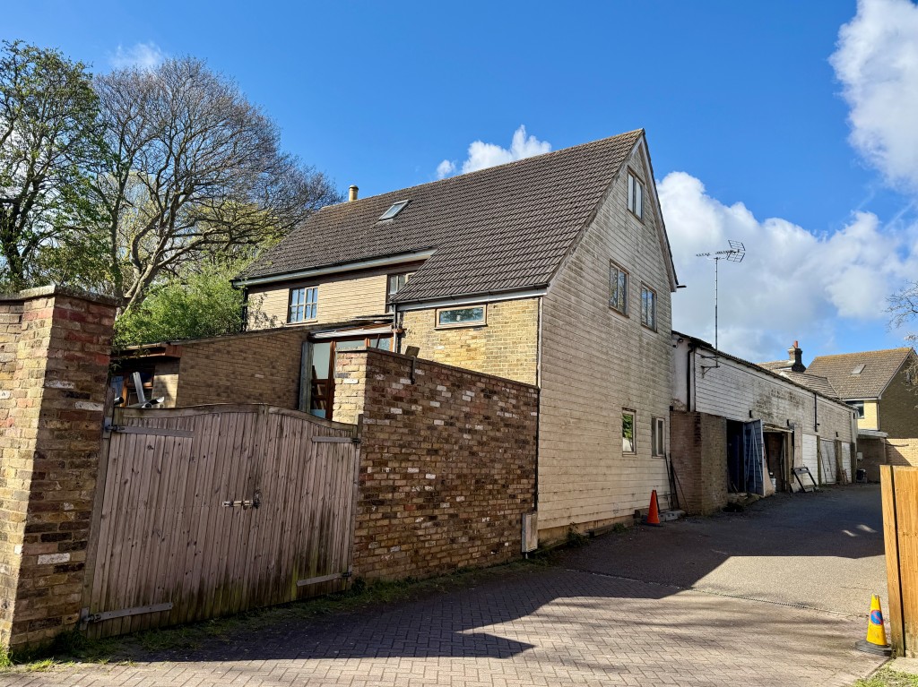 Lot: 41 - LARGE HOUSE AND FIVE GARAGES WITH POTENTIAL - House and five garages